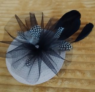 Tocado rosa maquillaje con plumas negras