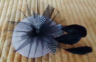 Tocado rosa maquillaje con plumas negras