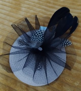 Tocado rosa maquillaje con plumas negras