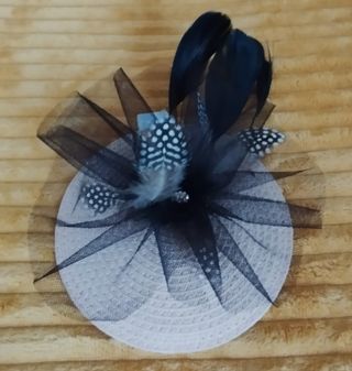 Tocado rosa maquillaje con plumas negras