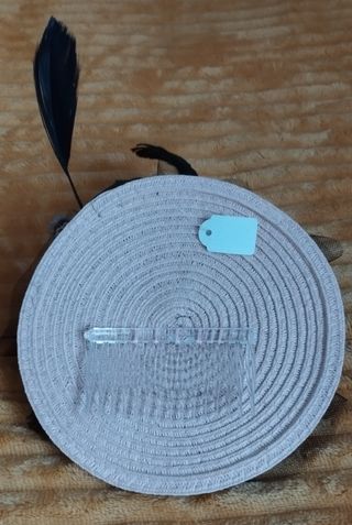 Tocado rosa maquillaje con plumas negras