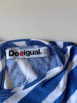 Camiseta Desigual azul y blanca