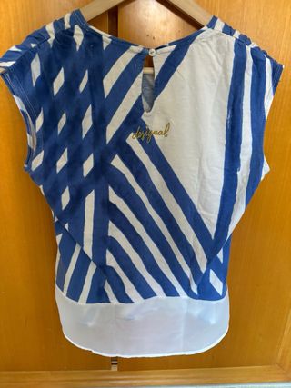 Camiseta Desigual azul y blanca