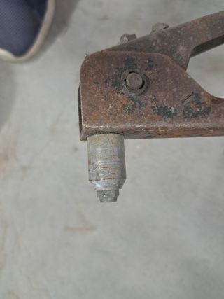 Remachadora manual antigua. Herramientas taller.