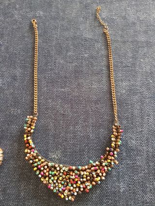 Pulsera y collar dorados y multicolor