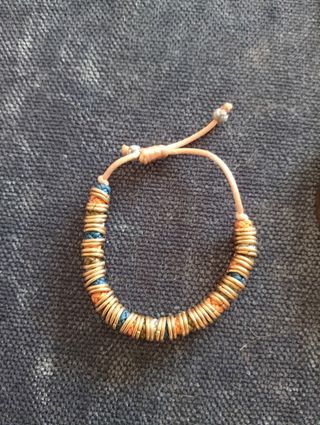 Pulsera y collar dorados y multicolor