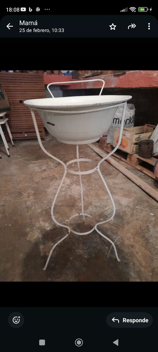 Lavabo antiguo con soporte