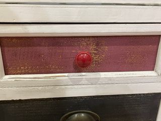 Credenza multicolore con cassetti in legno