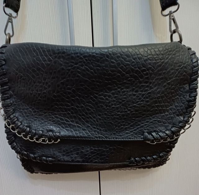 Bolso negro hombro cadena