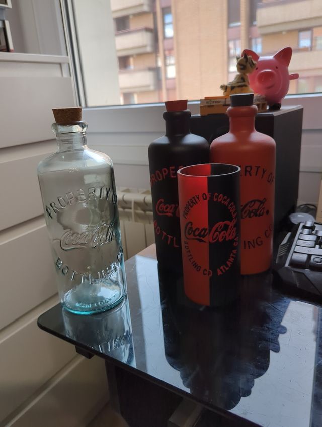 Bottiglie vintage Cocacola e bicchiere