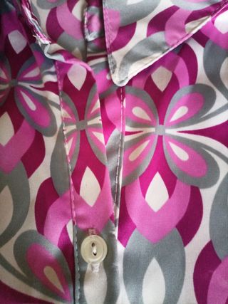 Blusa estampada rosa y gris