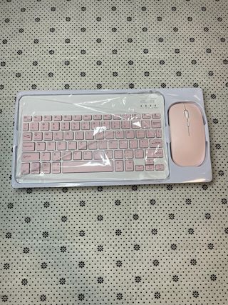 Teclado y ratón rosa