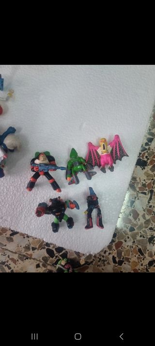6 mini figuras guerreros basura