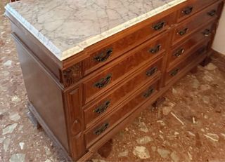 Cómoda antigua de madera y mármol.