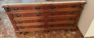 Cómoda antigua de madera y mármol.