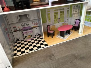 Casa de muñecas de madera