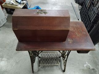 Máquina antigua de coser SINGER