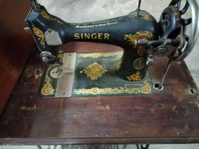 Máquina antigua de coser SINGER