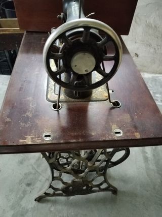 Máquina antigua de coser SINGER