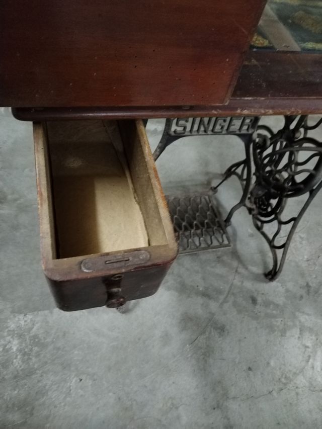 Máquina antigua de coser SINGER