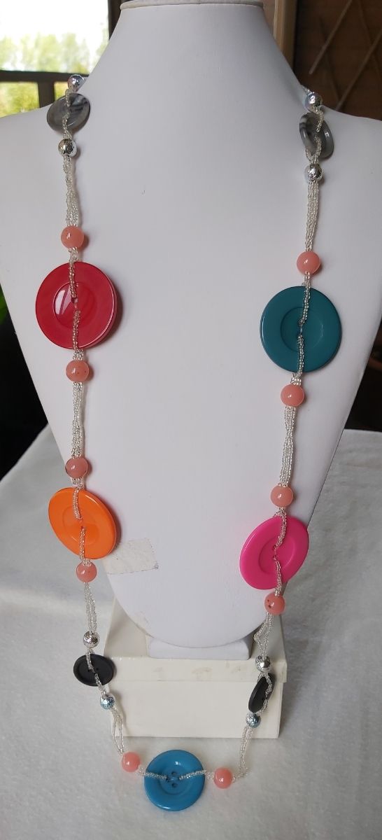 Collana con bottoni, resine e perline, multicolor