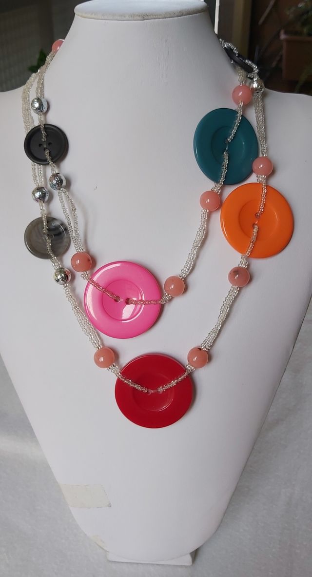 Collana con bottoni, resine e perline, multicolor