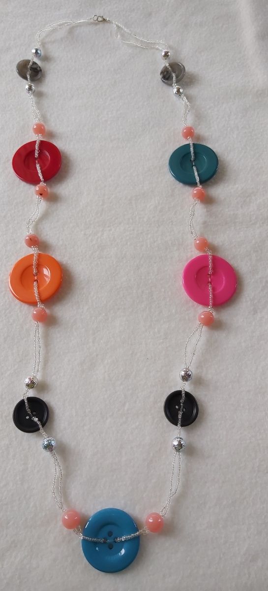 Collana con bottoni, resine e perline, multicolor