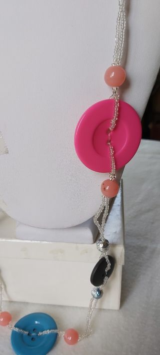 Collana con bottoni, resine e perline, multicolor