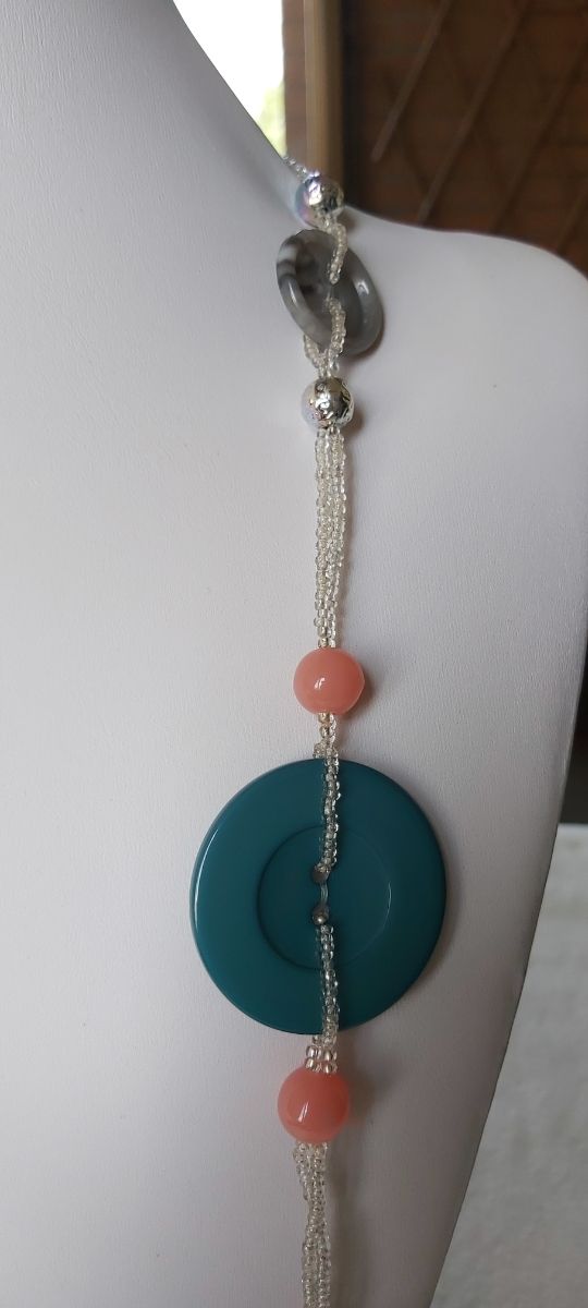 Collana con bottoni, resine e perline, multicolor