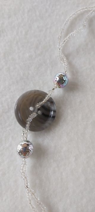 Collana con bottoni, resine e perline, multicolor