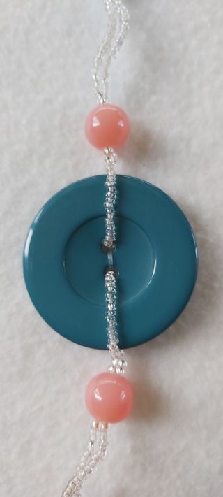 Collana con bottoni, resine e perline, multicolor