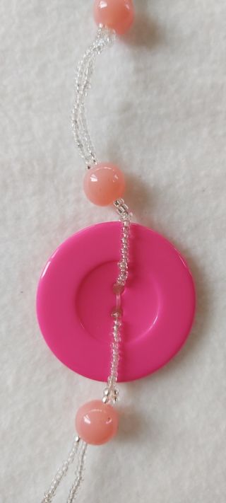 Collana con bottoni, resine e perline, multicolor
