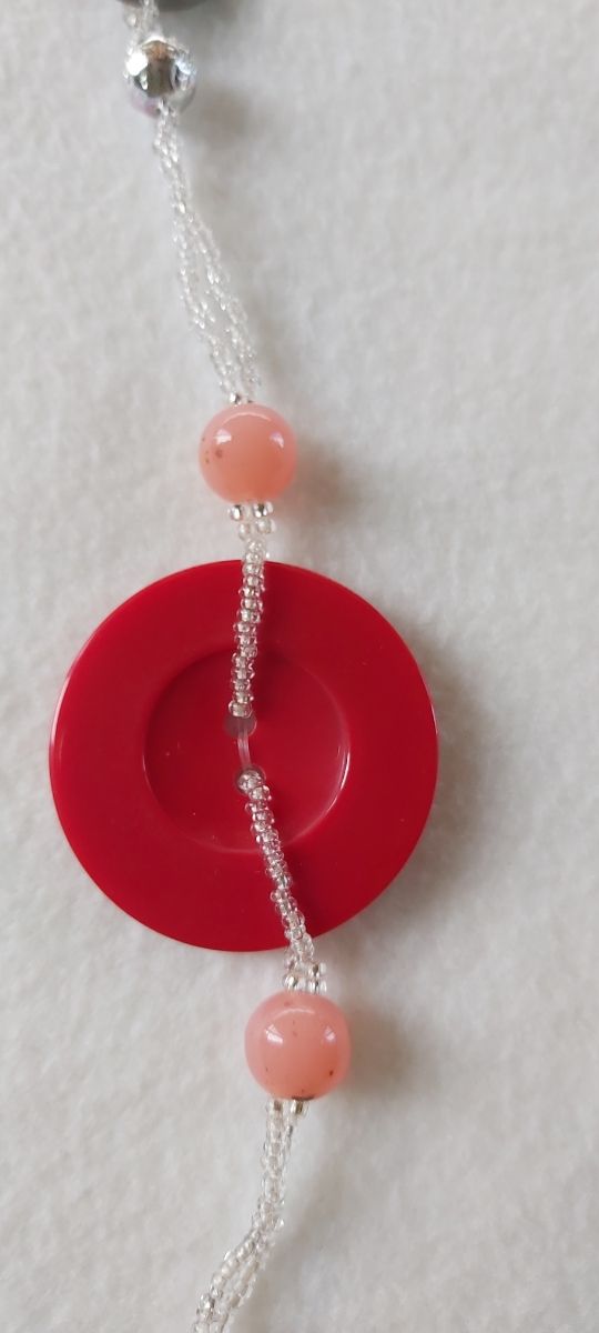 Collana con bottoni, resine e perline, multicolor