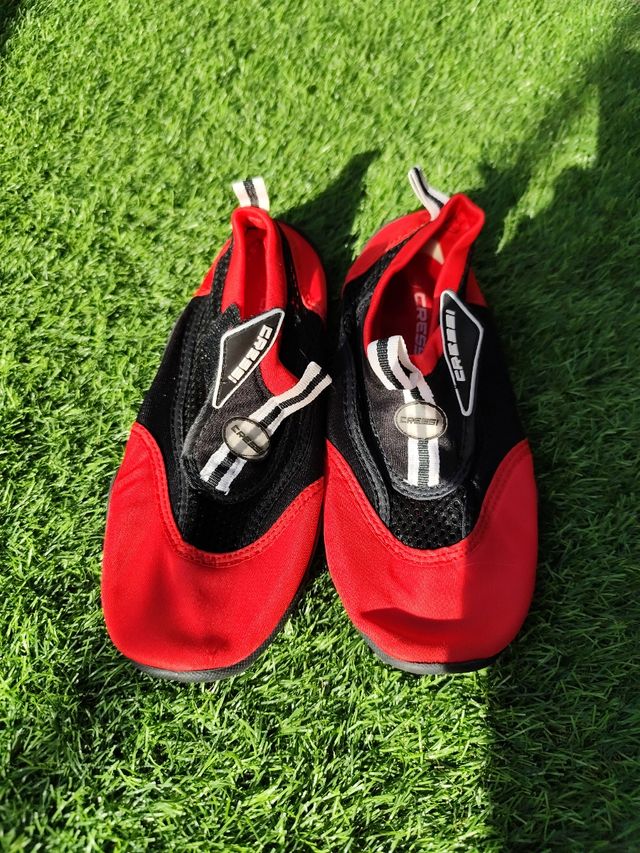 Escarpines Cressi rojos-negros