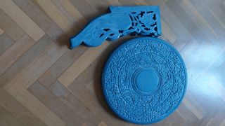 Mesita azul de madera tallada