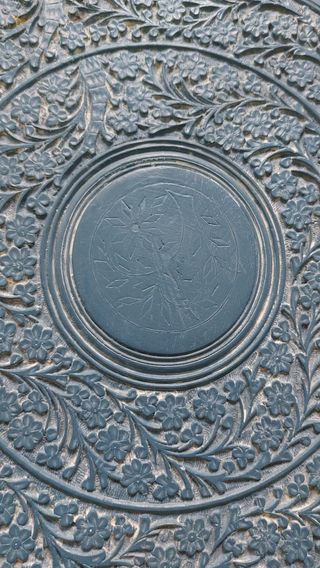 Mesita azul de madera tallada