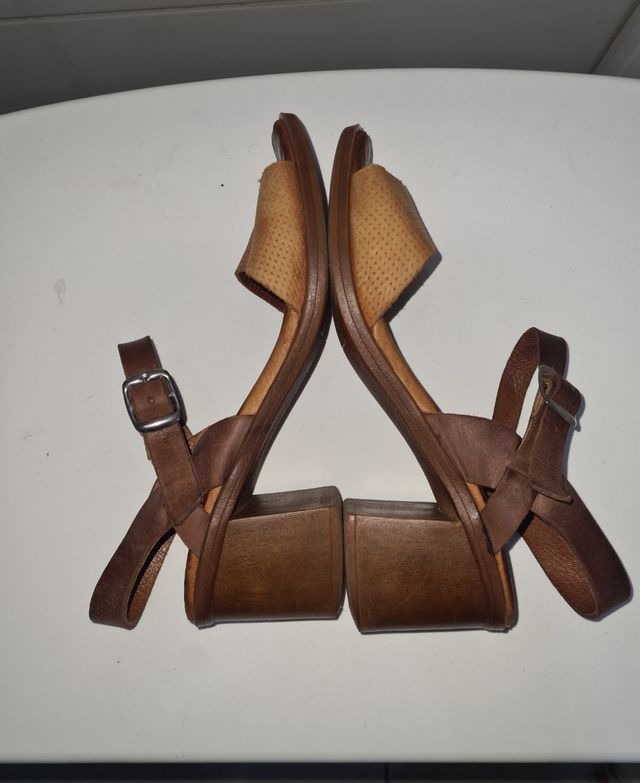 Sandalias tacón marrón