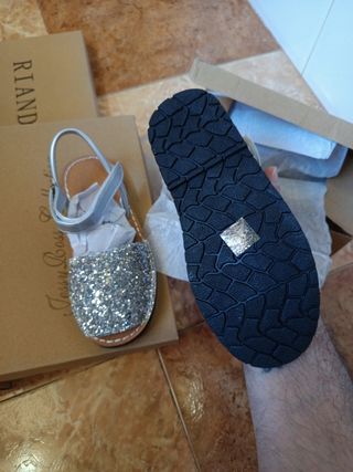 Sandalias RIAND niña plata.