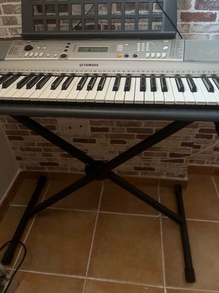 Yamaha teclado con patas- perfecto estado