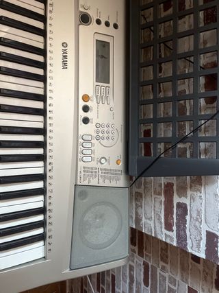 Yamaha teclado con patas- perfecto estado