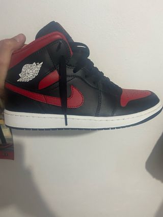 Zapatillas Jordan 1 Mid - Negras y Rojas