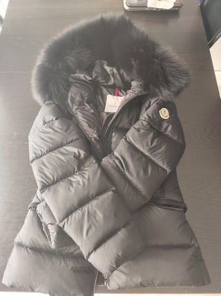 Giubbotto Moncler nero con pelliccia.