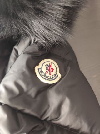 Giubbotto Moncler nero con pelliccia.