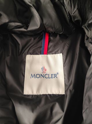 Giubbotto Moncler nero con pelliccia.