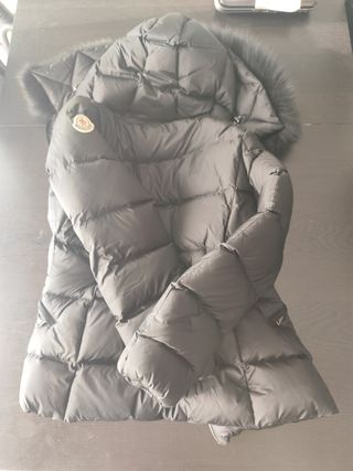 Giubbotto Moncler nero con pelliccia.