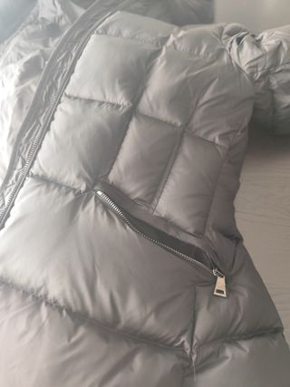 Giubbotto Moncler nero con pelliccia.