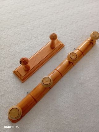 2 perchas madera - colgadores las 2 por 5€
