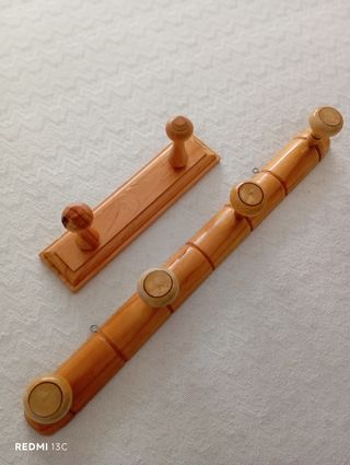 2 perchas madera - colgadores las 2 por 5€
