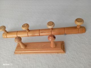 2 perchas madera - colgadores las 2 por 5€
