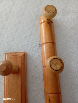 2 perchas madera - colgadores las 2 por 5€
